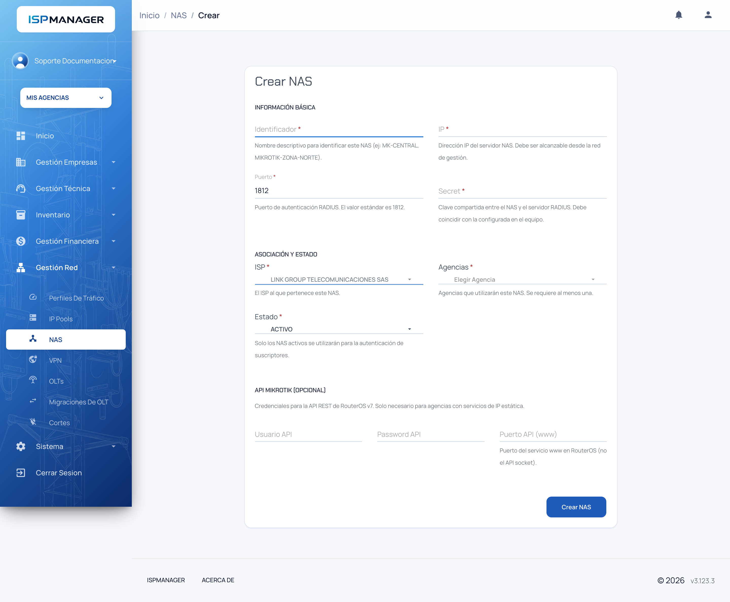 Formulario para crear un NAS con los campos de información básica, asociación y estado, y la sección opcional de API Mikrotik
