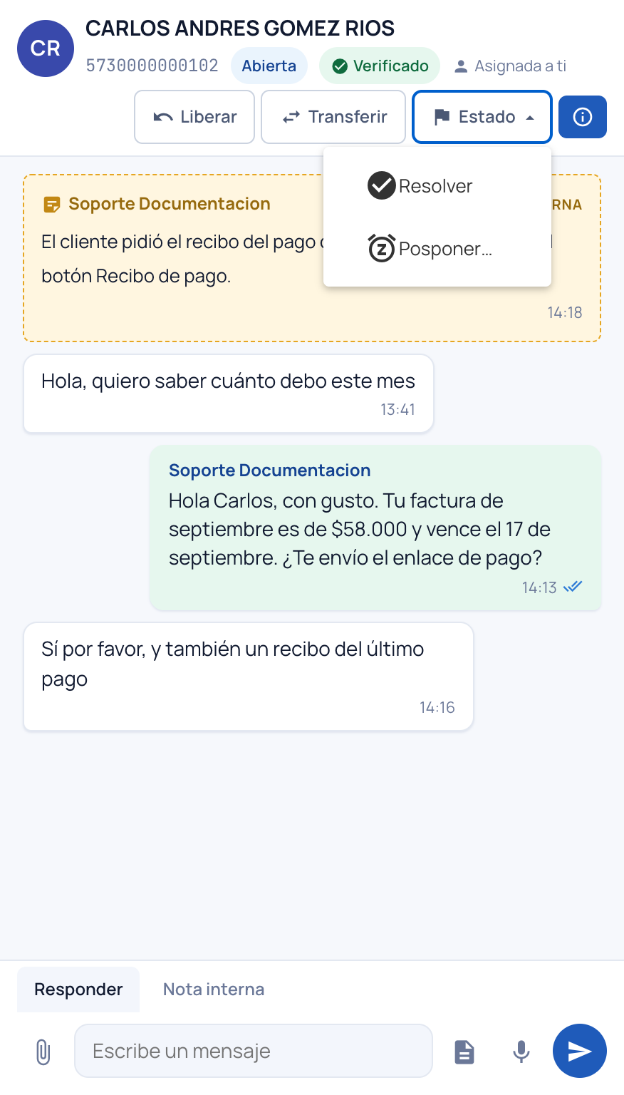 Conversación asignada, con las etiquetas de estado e identidad, los botones Liberar, Transferir y Estado, una nota interna y los mensajes del cliente y del agente